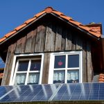 EIn Altes Wohnhaus mit Solaranlage