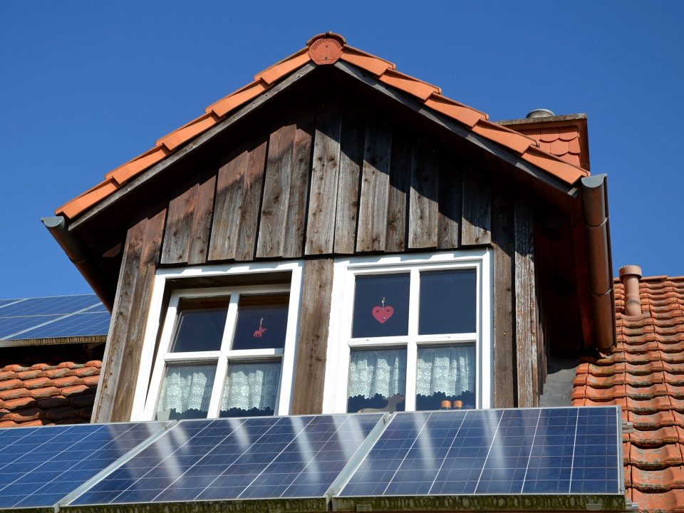 EIn Altes Wohnhaus mit Solaranlage