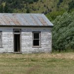 Eine kleine Hütte auf dem Land mit einem alten Blechdach