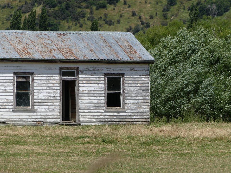 Eine kleine Hütte auf dem Land mit einem alten Blechdach