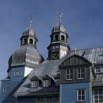 Eine grau blaue Kirche mit Blechdach