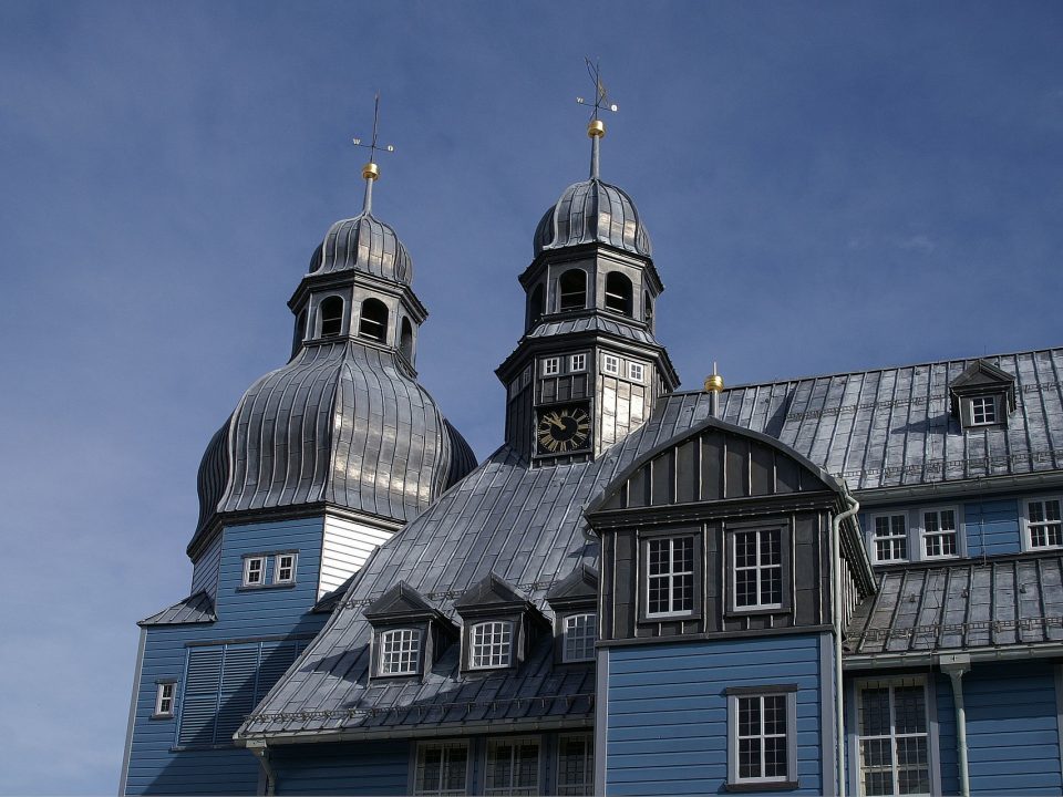 Eine grau blaue Kirche mit Blechdach