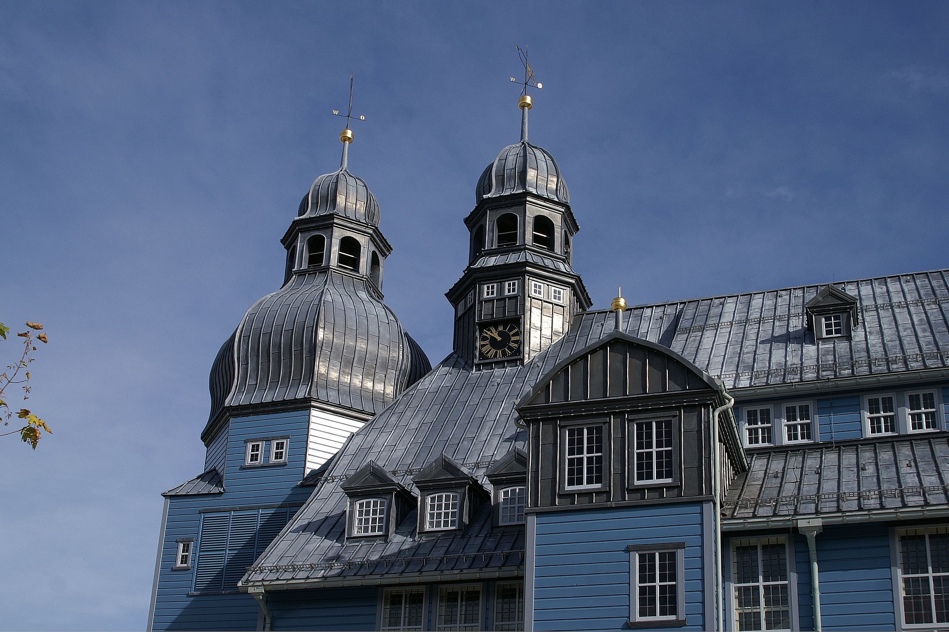 Eine grau blaue Kirche mit Blechdach