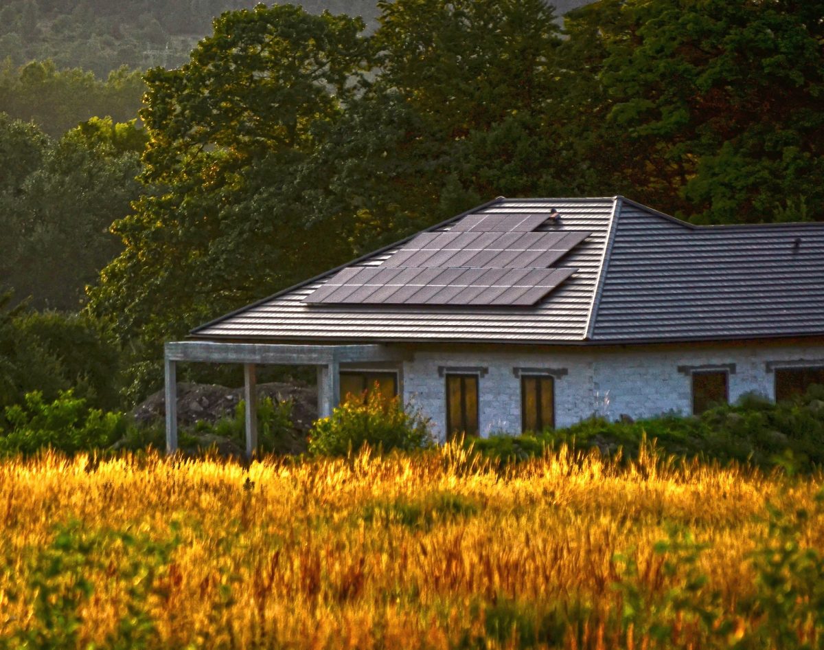 Ein modernes Landhaus mit einer Solaranlage auf dem Dach