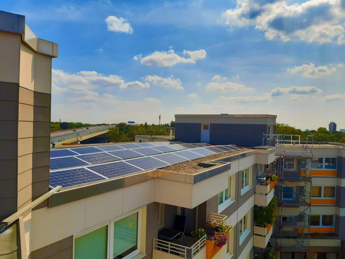 Ein Wohnkomplex mit Solar Panels auf dem Dach