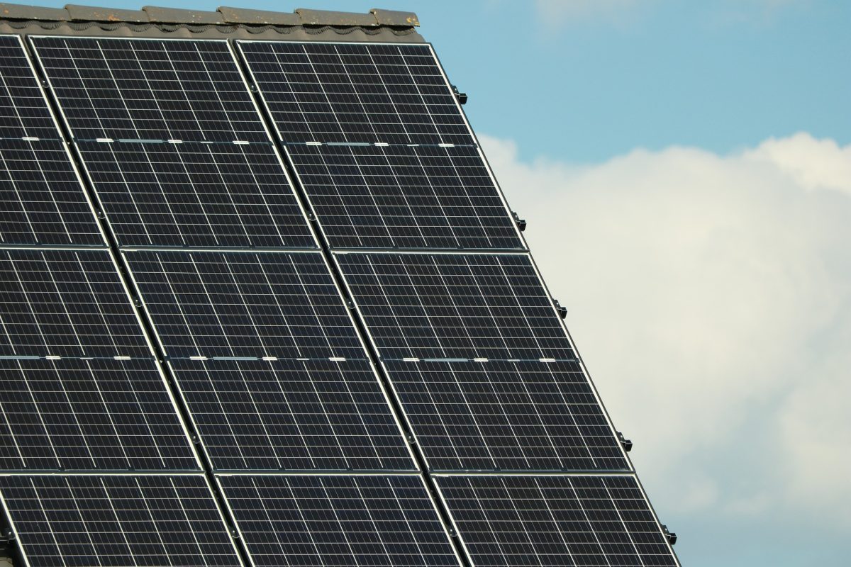 Eine Einfamilienhaus mit Solar Panels auf dem Dach