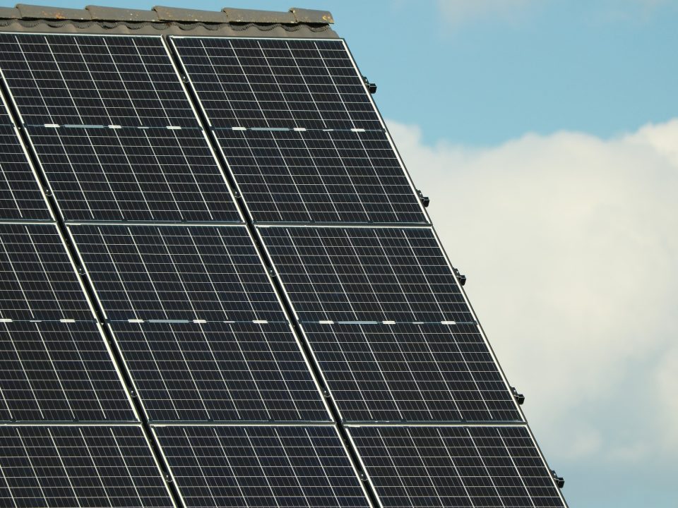 Eine Einfamilienhaus mit Solar Panels auf dem Dach