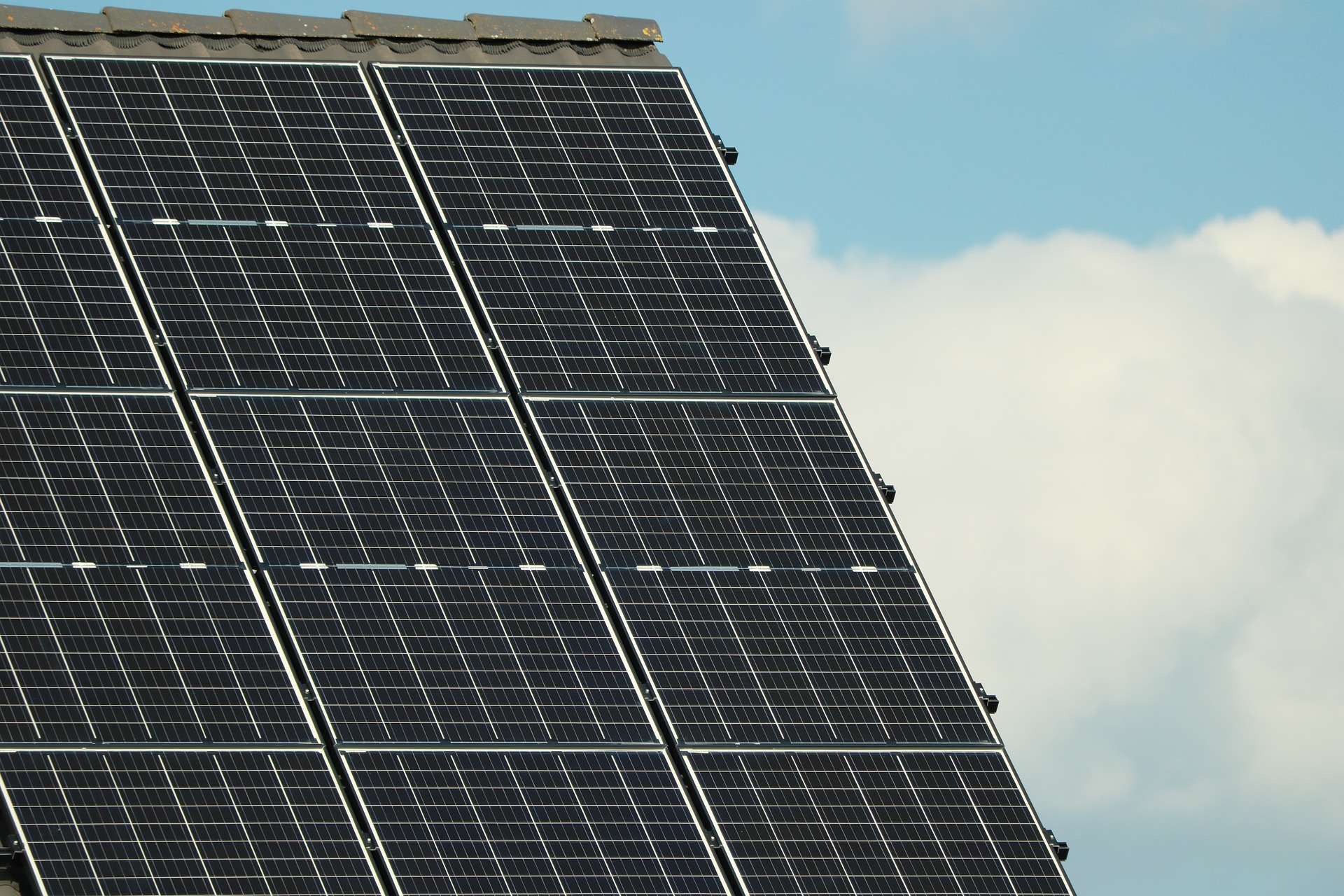 Eine Einfamilienhaus mit Solar Panels auf dem Dach