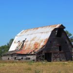 Eine Rostiges alte Scheune mit Blechdach auf einem Bauernhof in den USA