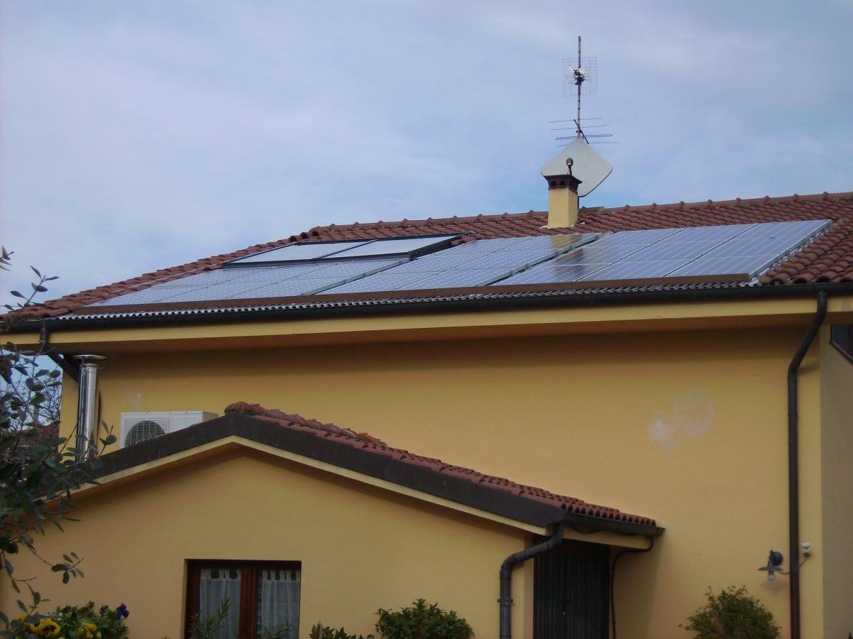 Ein Wohnhaus mit einer Solaranlage