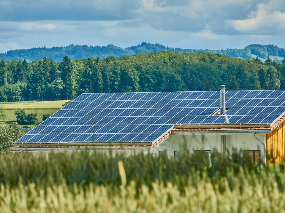 Eine moderne Scheune auf dem Land mit einer Photovoltaikanlage