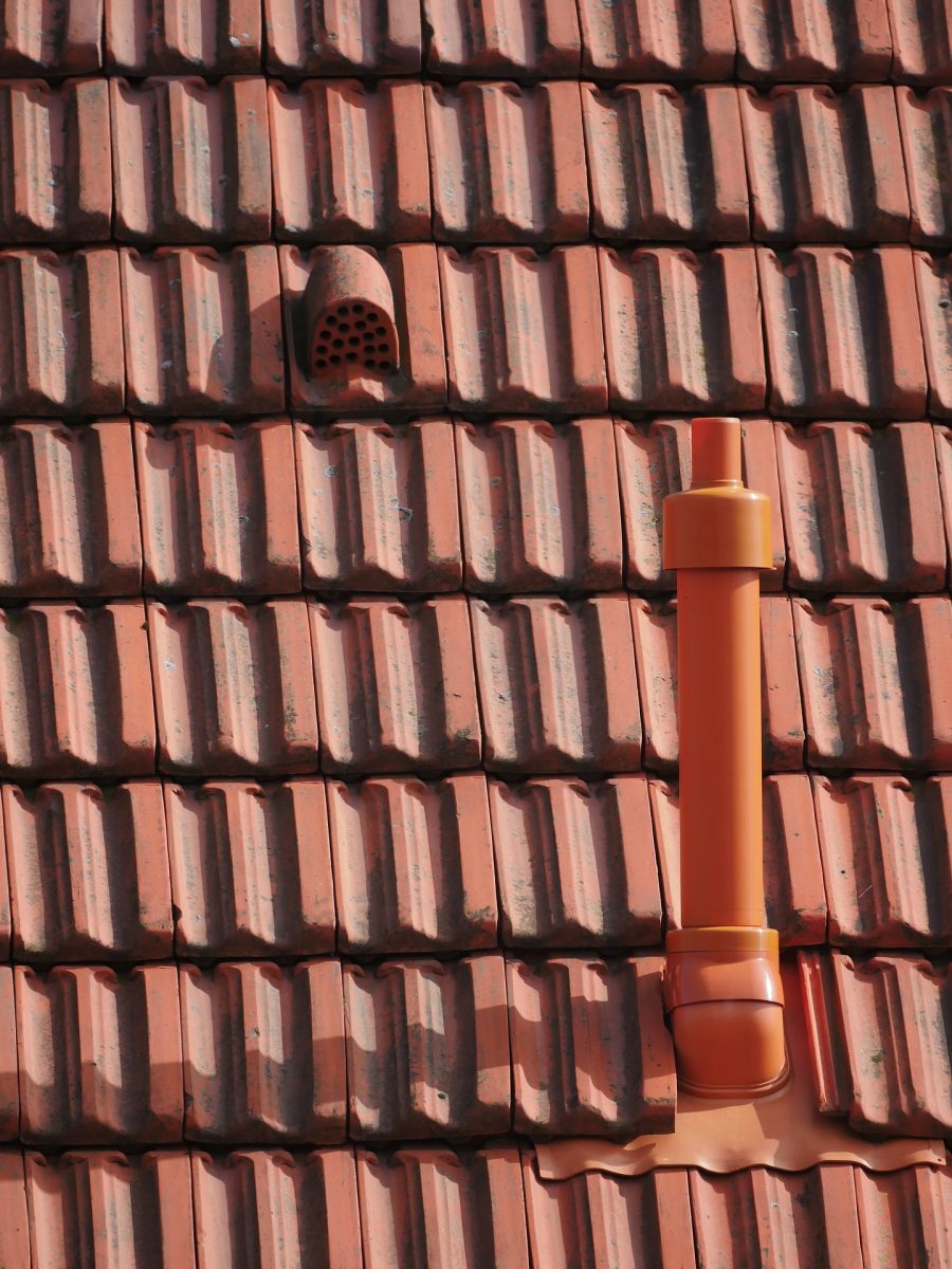 Ein Steildach mit Ziegeln in rot