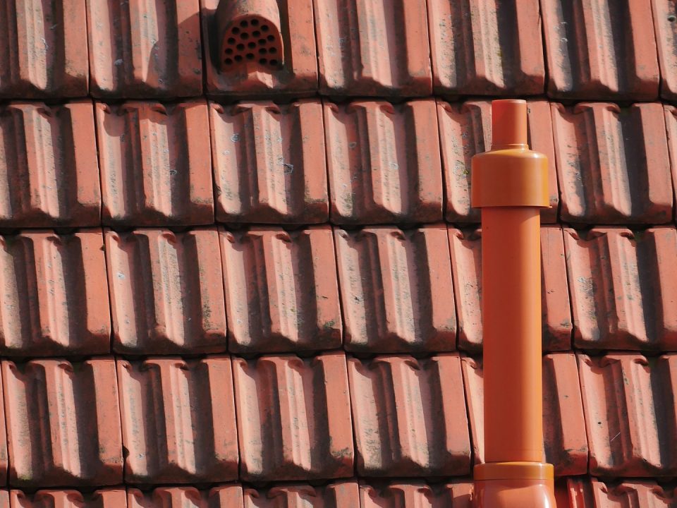 Ein Steildach mit Ziegeln in rot