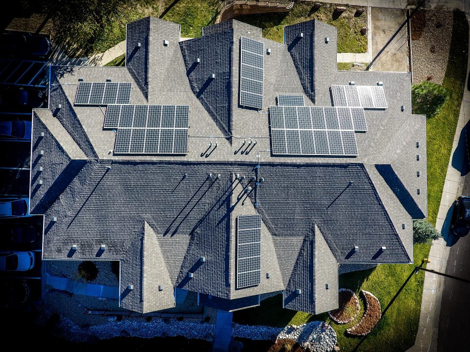 Ein großes Haus auf der Vogelperspektive mit PV Anlage